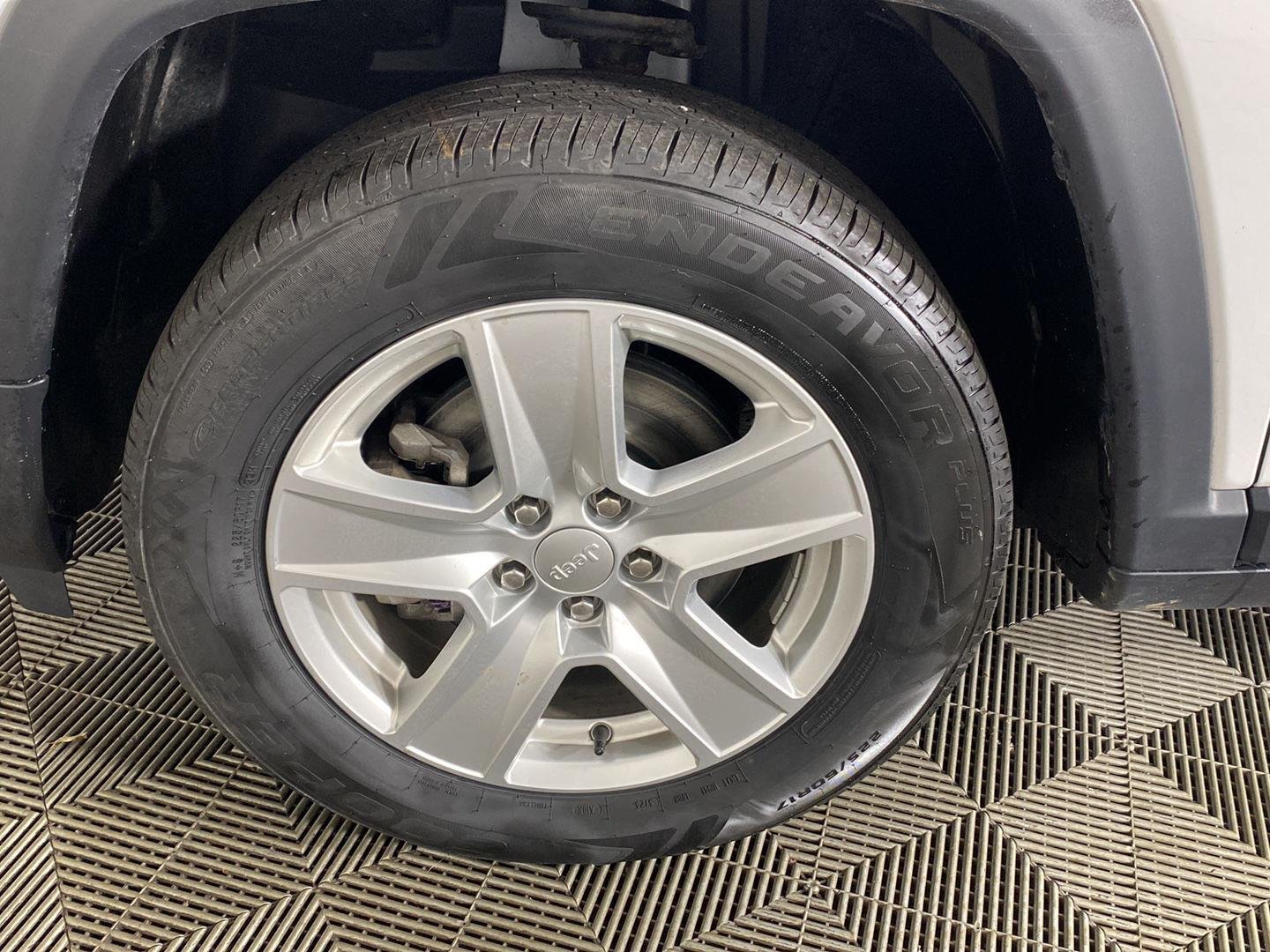 Used 2022 Bright White Clearcoat Jeep Latitude image 24