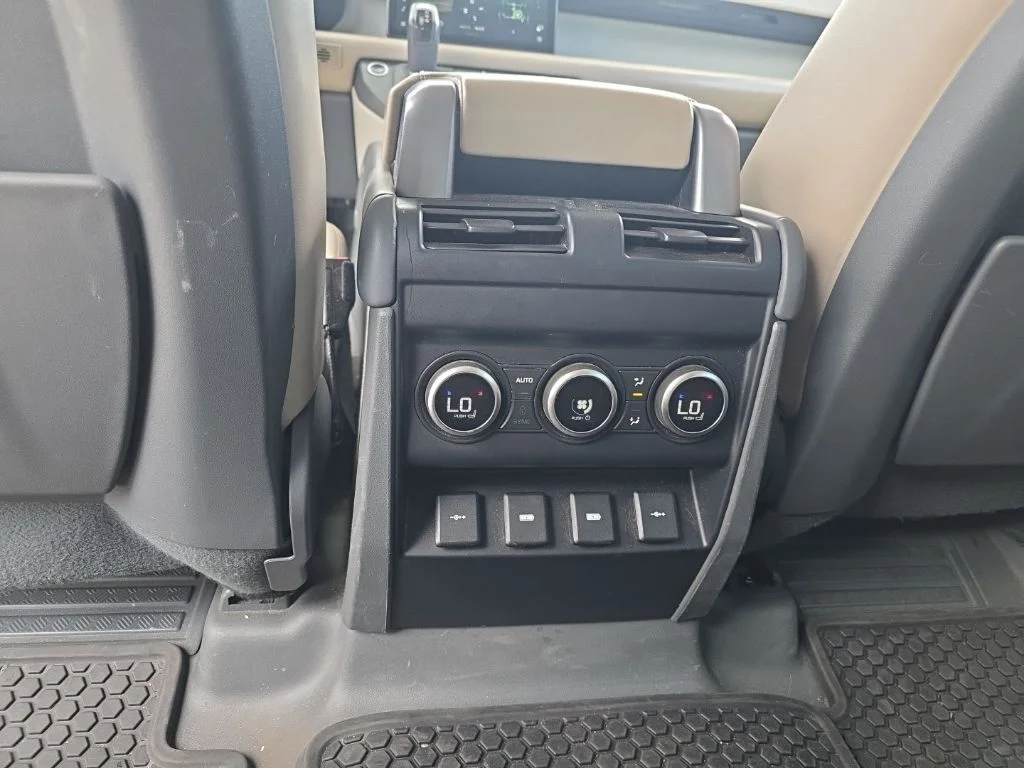 Used 2020 Pangea Green Metallic Land Rover  image 11