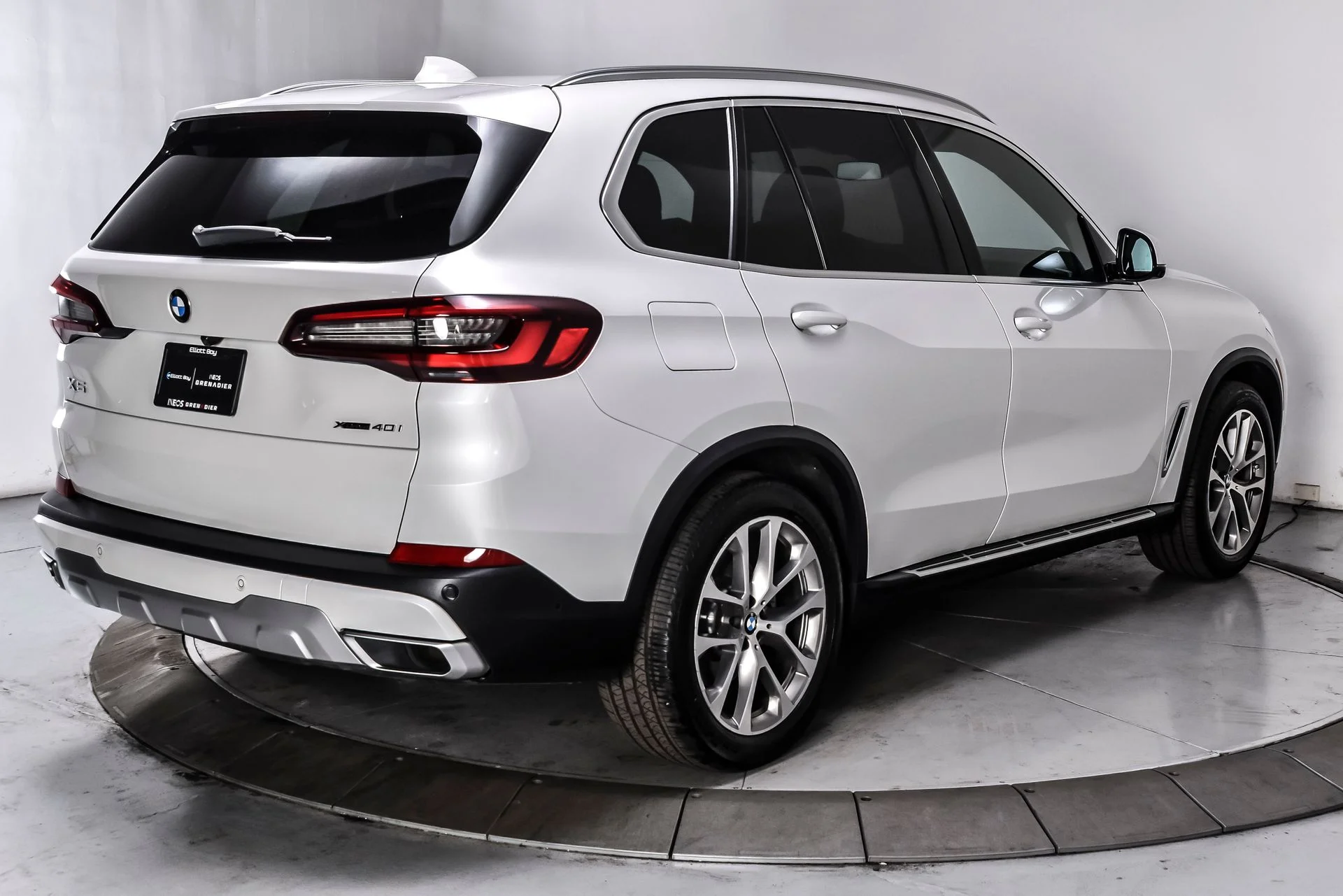 Used 2022 White Metallic BMW xDrive40i image 7