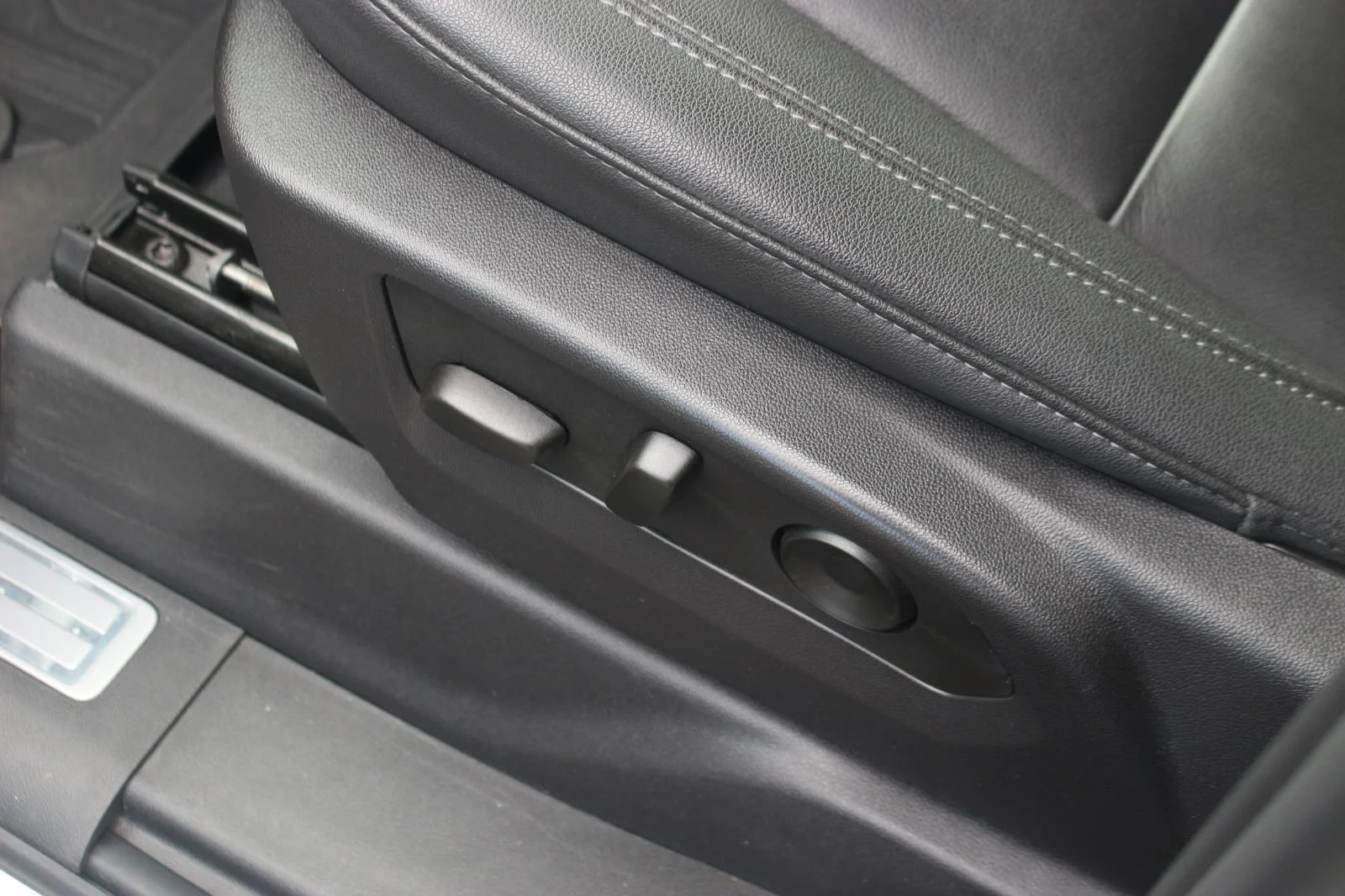 Used 2024 Summit White GMC Elevation image 17
