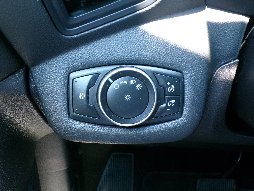 Used 2016 Sunset Ford SE image 18