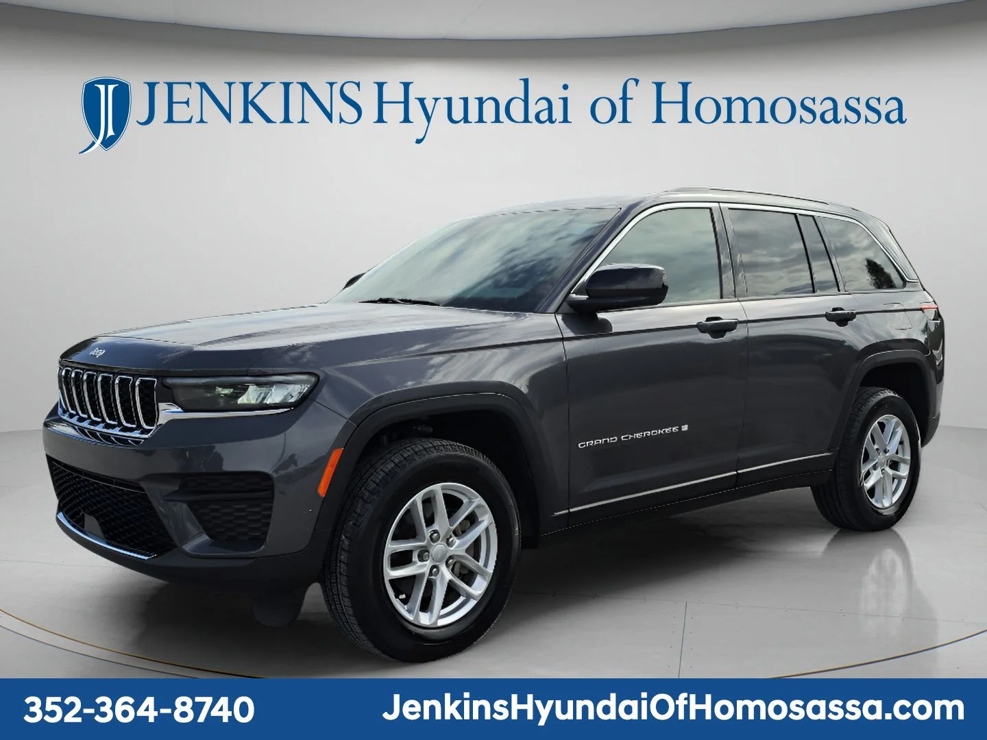 Used 2024 Gray Jeep Laredo X image 9