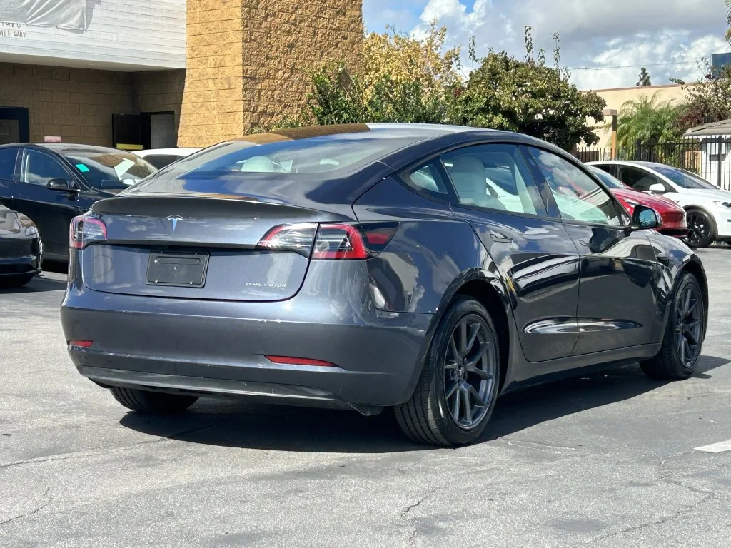 Used 2023  Tesla Base image 4