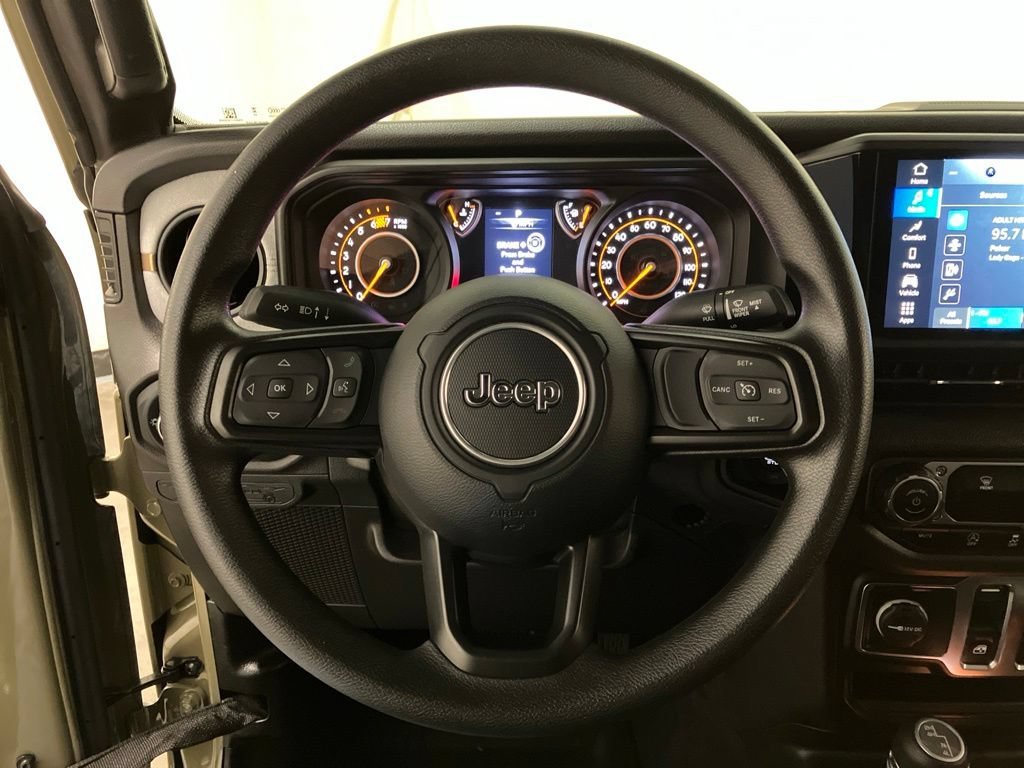 Used 2025 41 Jeep Sport image 3