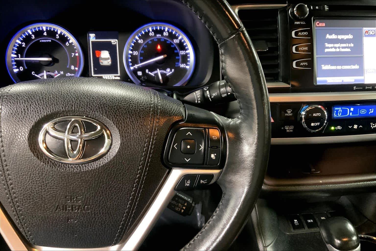 Used 2018 Predawn Gray Mica Toyota XLE image 25