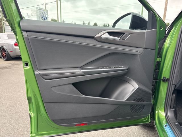 New 2026 Bright Moss Green/Blk Rf Volkswagen SE Black image 17