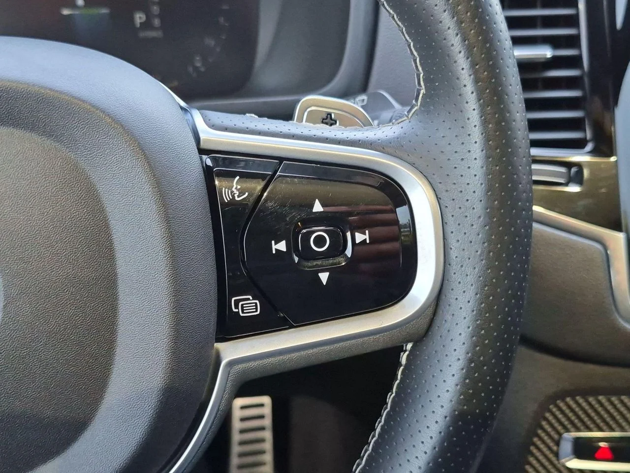 Used 2019 Onyx Black Volvo T8 R-Design image 15