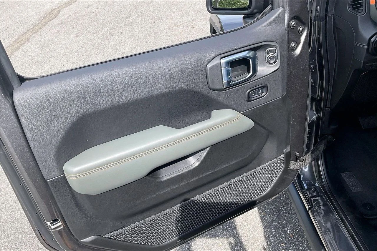 New 2026 Granite Crystal Metallic Clear-Coat Exterior Paint Jeep Mojave image 24