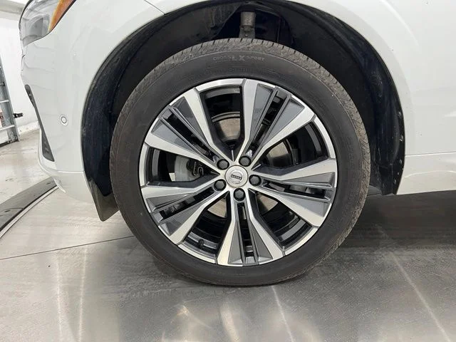 Certified Used 2022 Crystal White Volvo Momentum image 23