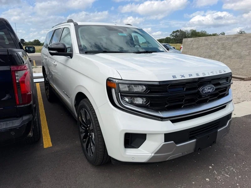New 2026 Star White Metallic Tri-Coat Ford Platinum® image 2