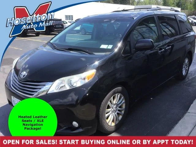2015 Toyota Sienna XLE V6 7-Passenger Access Seat's photo