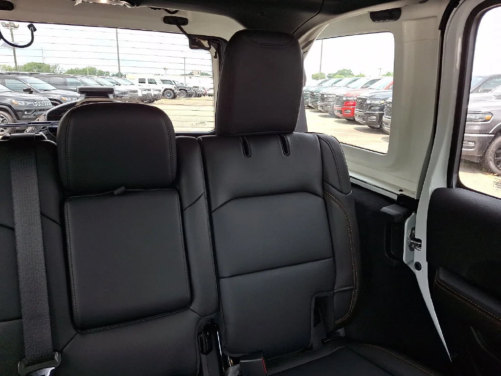 New 2026 Bright White Clear-Coat Exterior Paint Jeep Sahara image 15