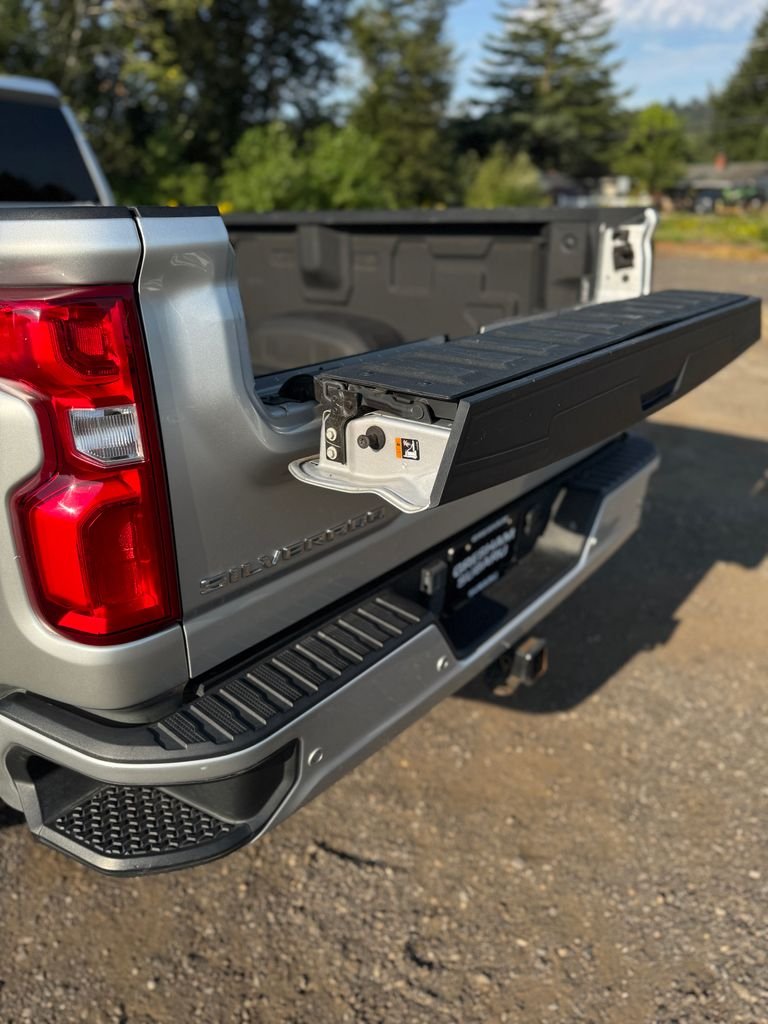 Used 2022 Silver Ice Metallic Chevrolet High Country image 45