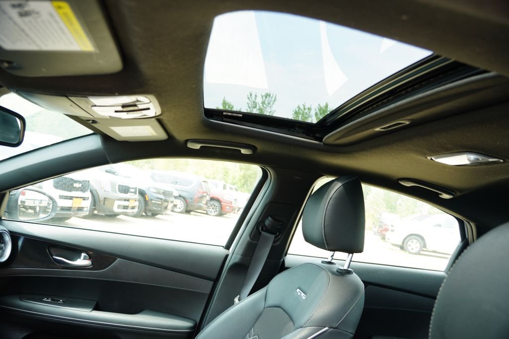 Used 2024 Snow White Pearl Kia GT-Line image 5