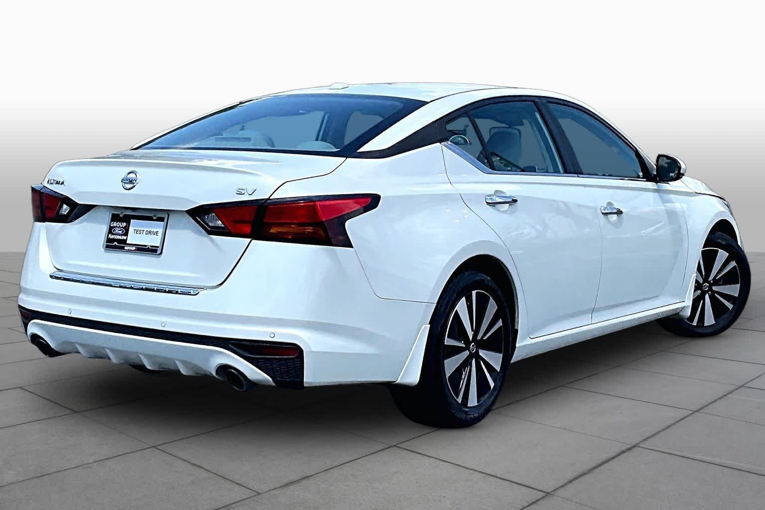 Used 2021 Pearl White Tricoat Nissan 2.5 SV image 13