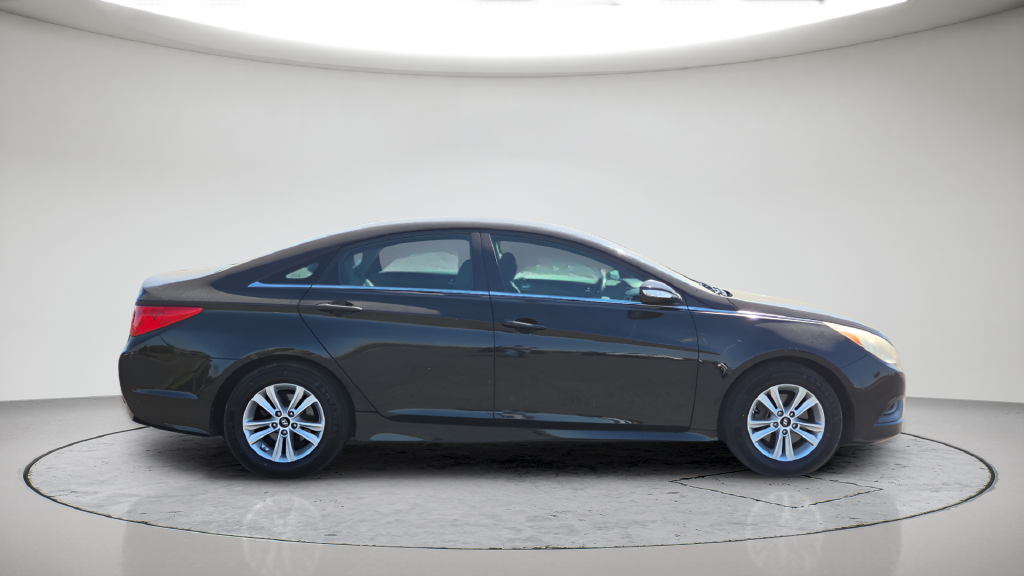 Used 2014 Black Hyundai GLS image 18