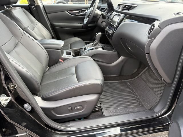 Used 2022 Black Nissan SL image 13
