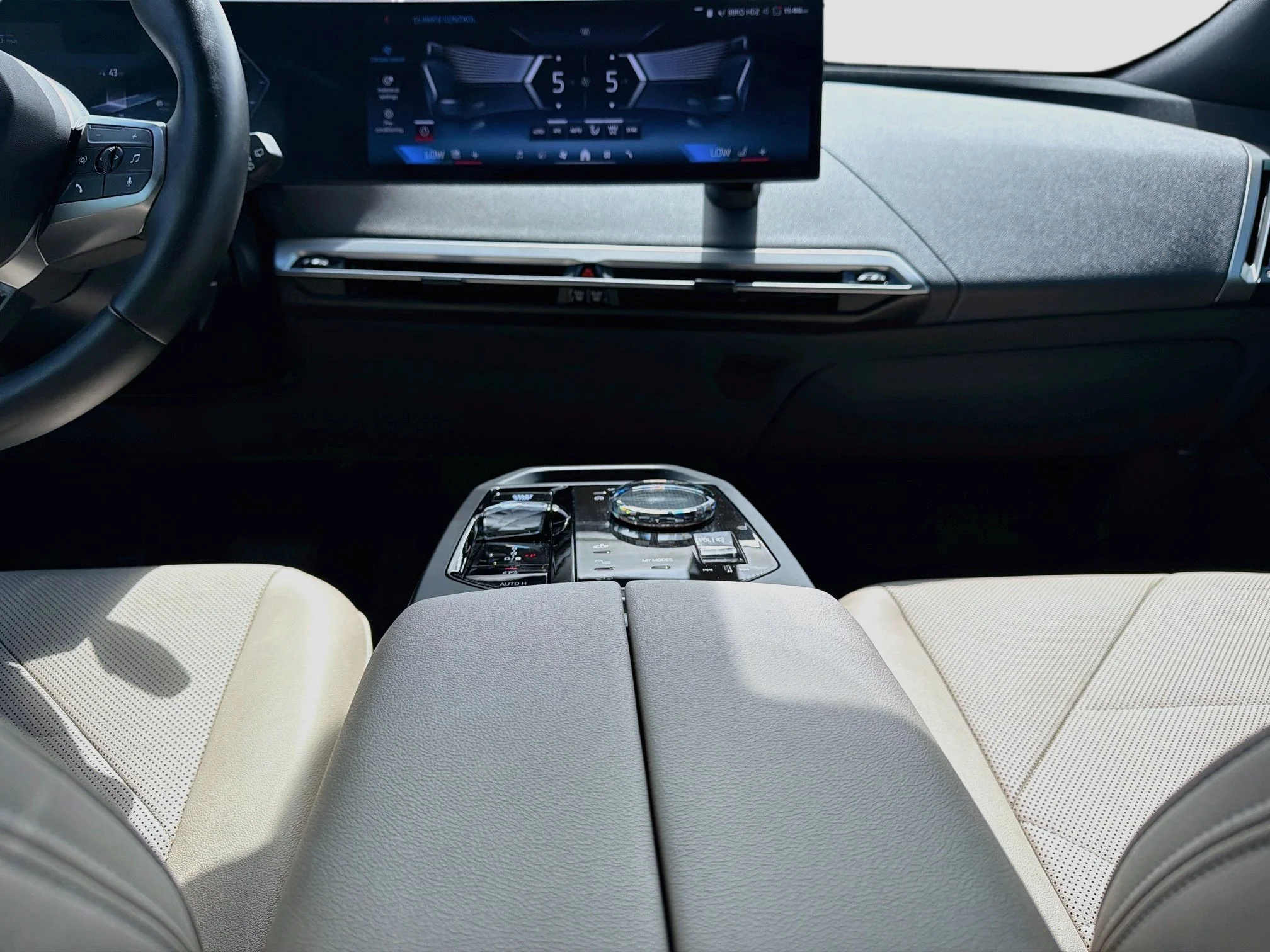 2025 BMW iX M60 - Photo 20