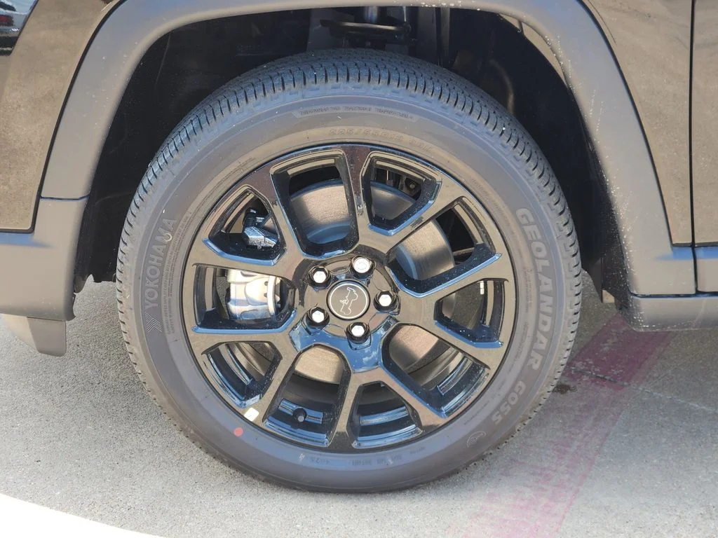 New 2026 Diamond Black Crystal Pearlcoat Jeep Latitude image 7
