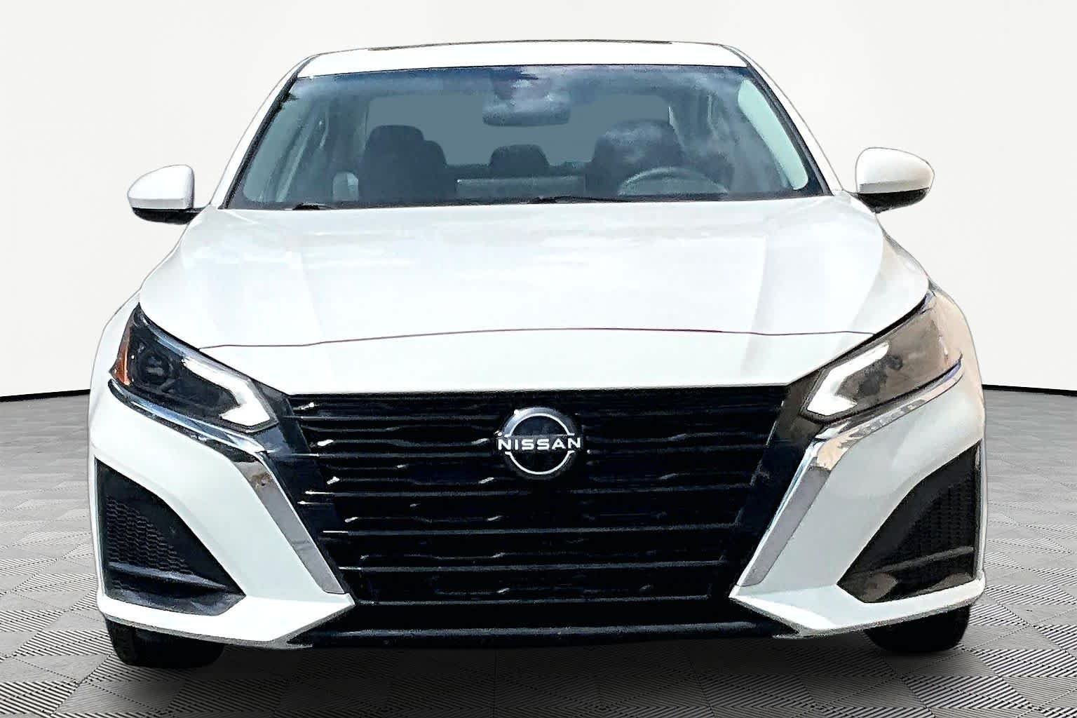 Used 2023 Pearl White Tricoat Nissan 2.5 SV image 4