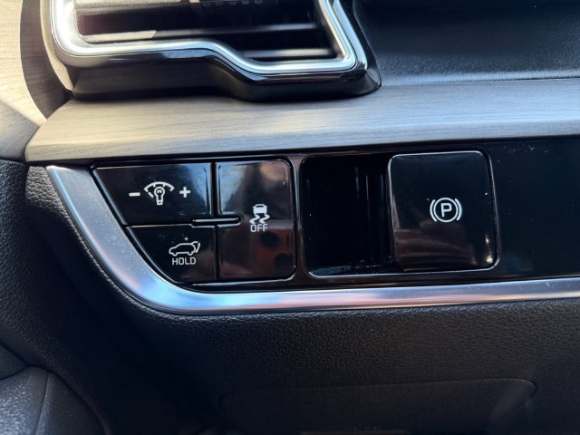 Used 2025 White Kia X-Line image 17