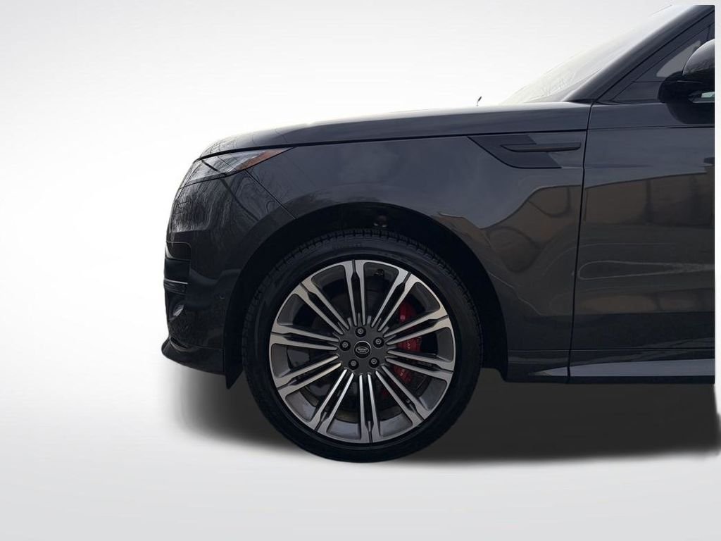 Used 2023 Gray Land Rover SE Dynamic image 9