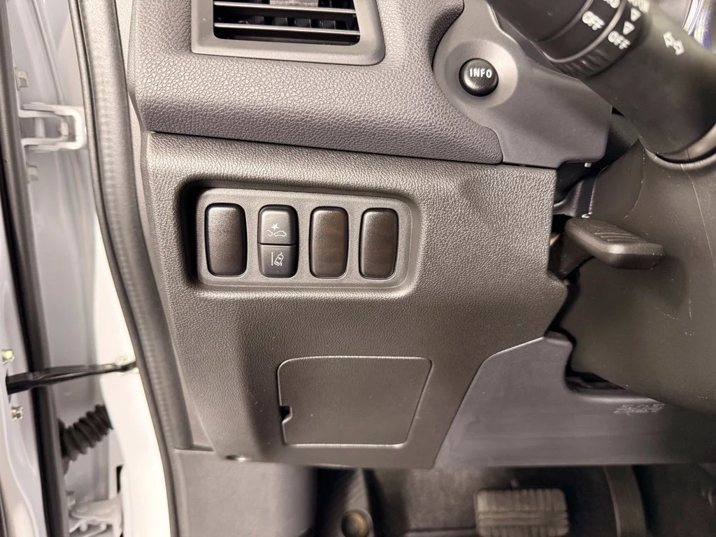 Used 2024  Mitsubishi 2.0 ES image 22