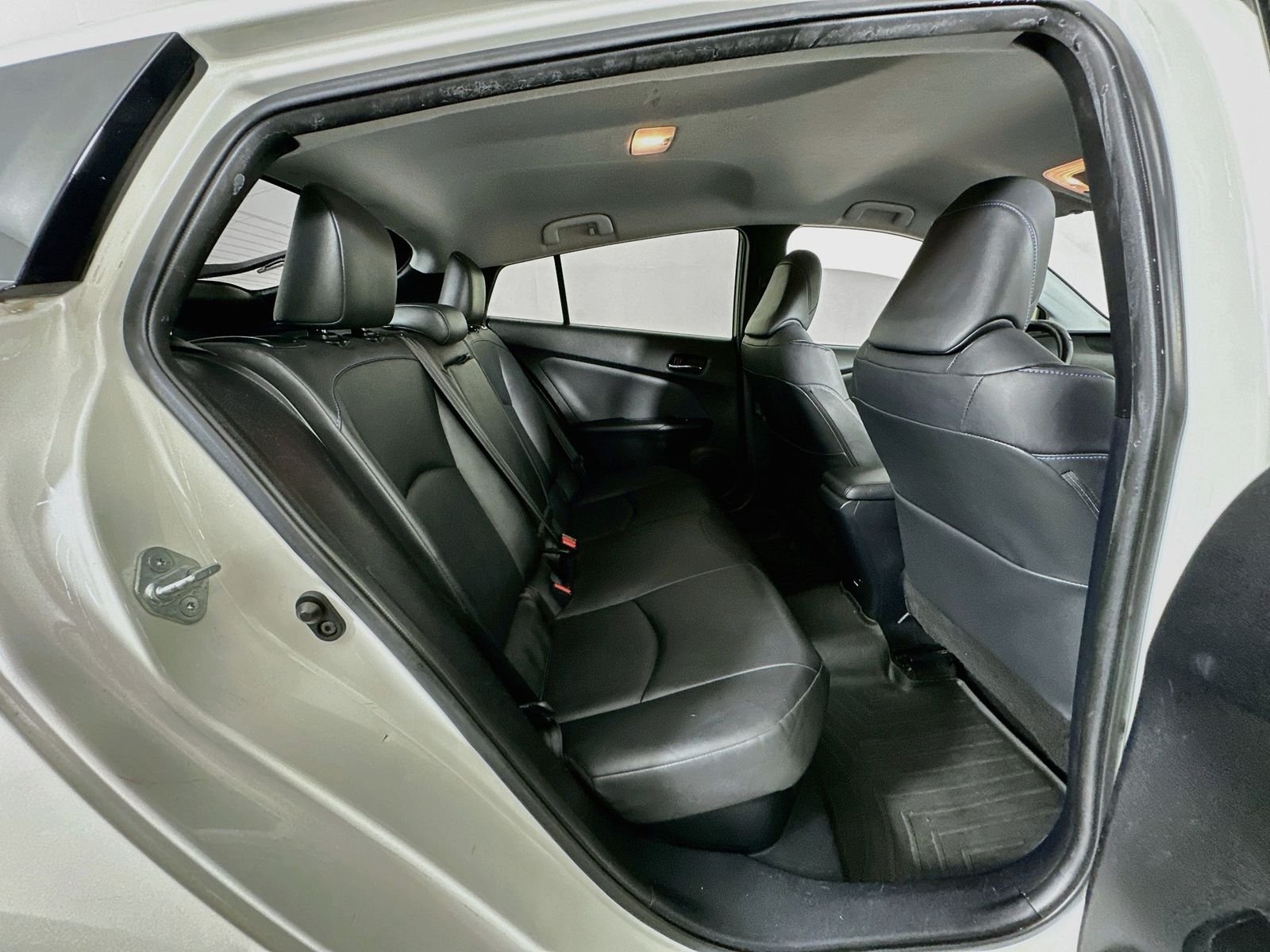 Used 2016 Blizzard Pearl Toyota Four Touring image 26