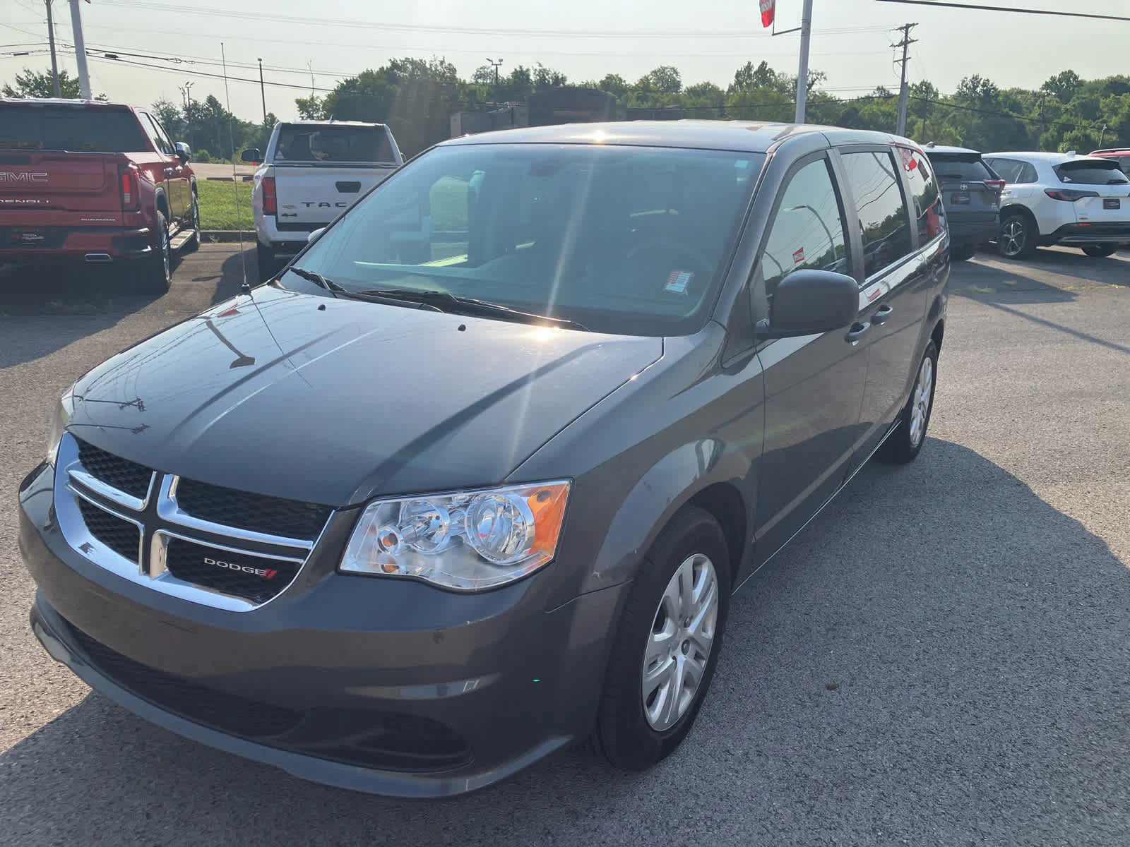 Used 2019 Granite Pearlcoat Dodge SE image 3