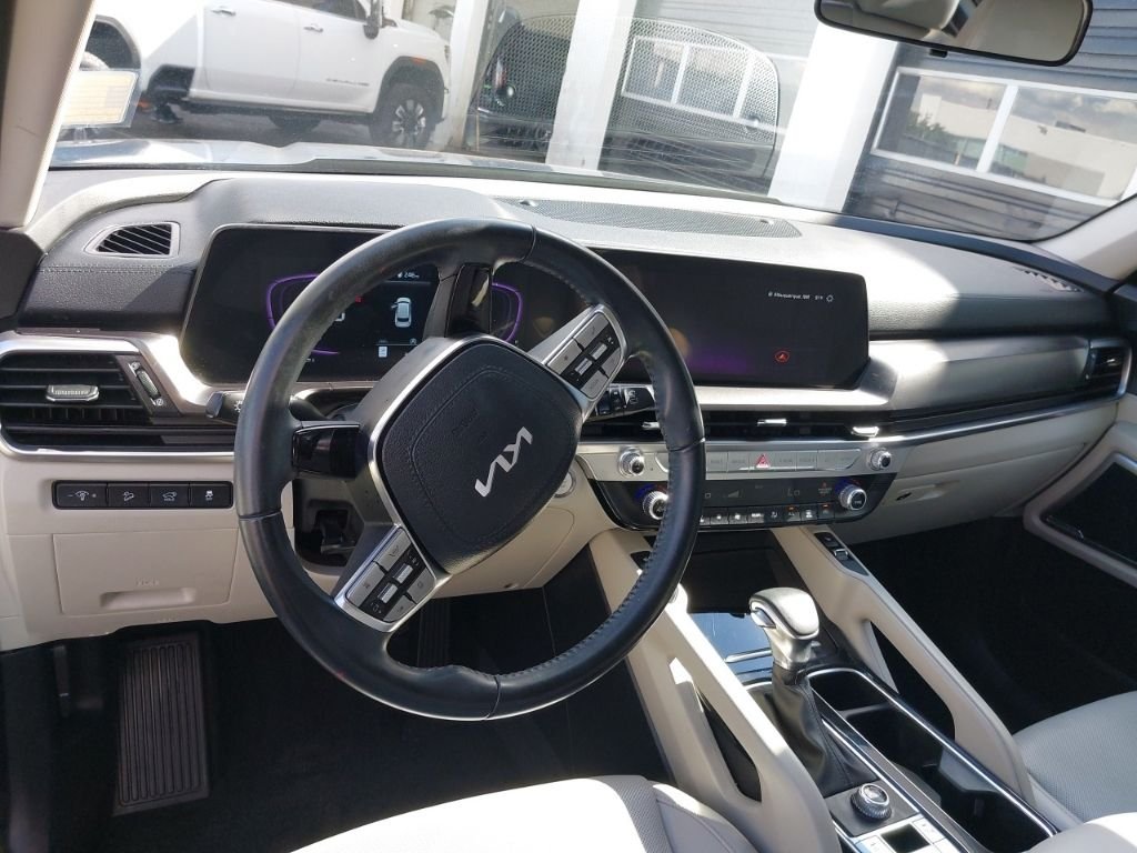 Used 2025 Black Kia S image 17