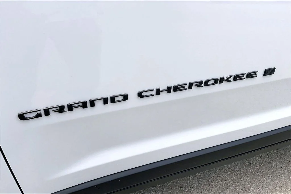 New 2026 Bright White Clear-Coat Exterior Paint Jeep Altitude image 15