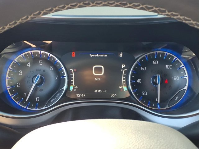 Used 2025  Chrysler Limited image 9