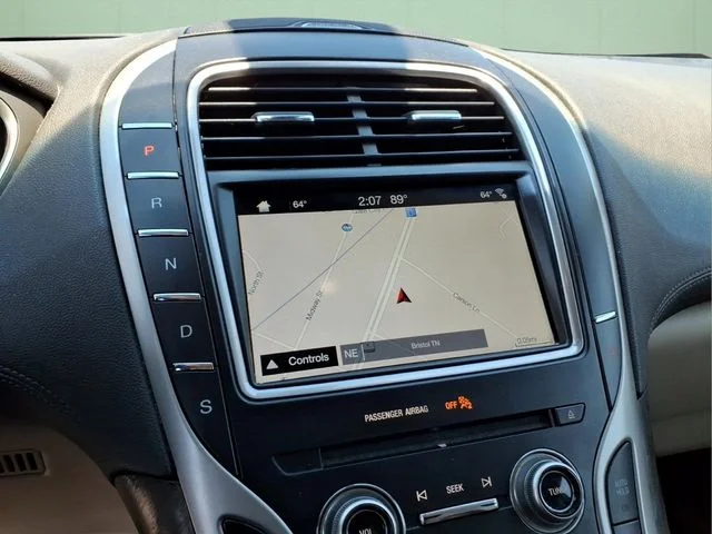 Used 2017 Blue Lincoln Select image 22