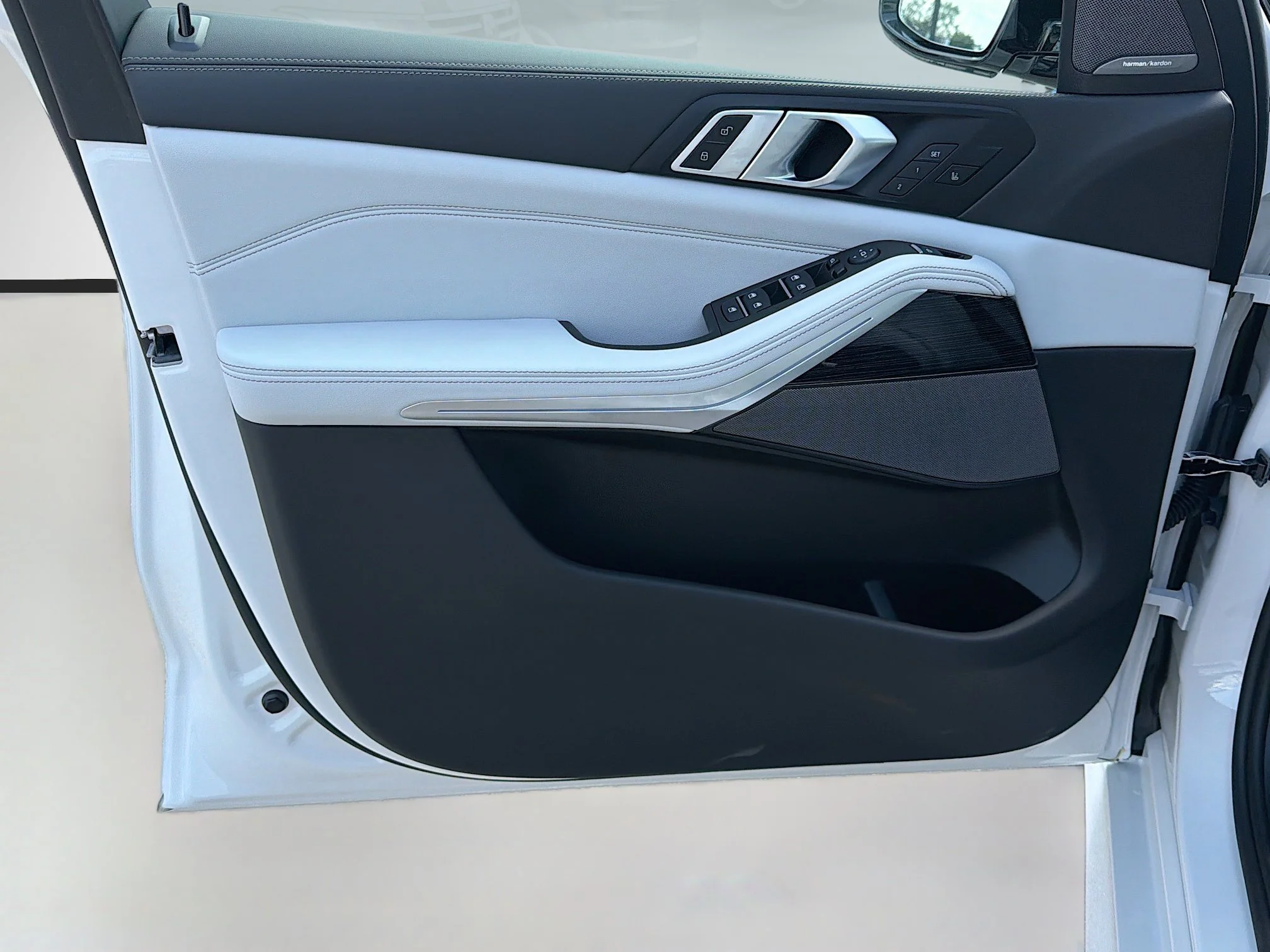 New 2026 Mineral White Metallic BMW xDrive40i image 21