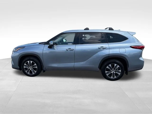 Used 2022  Toyota XLE image 4