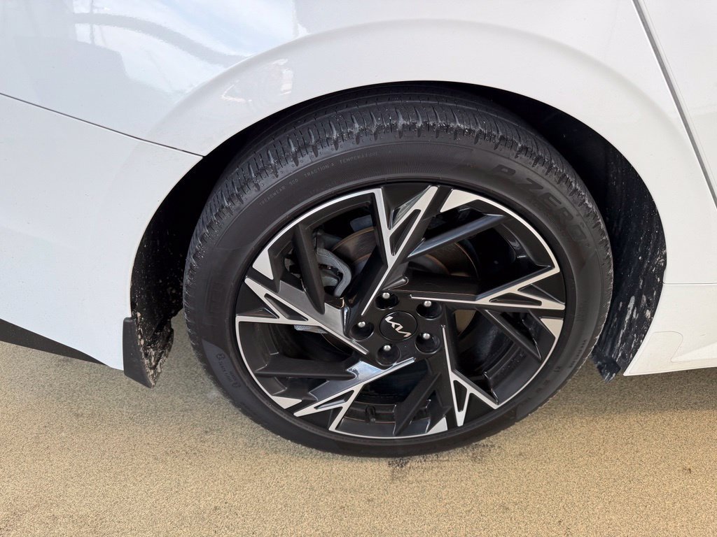 Used 2025 White Kia GT-Line image 8