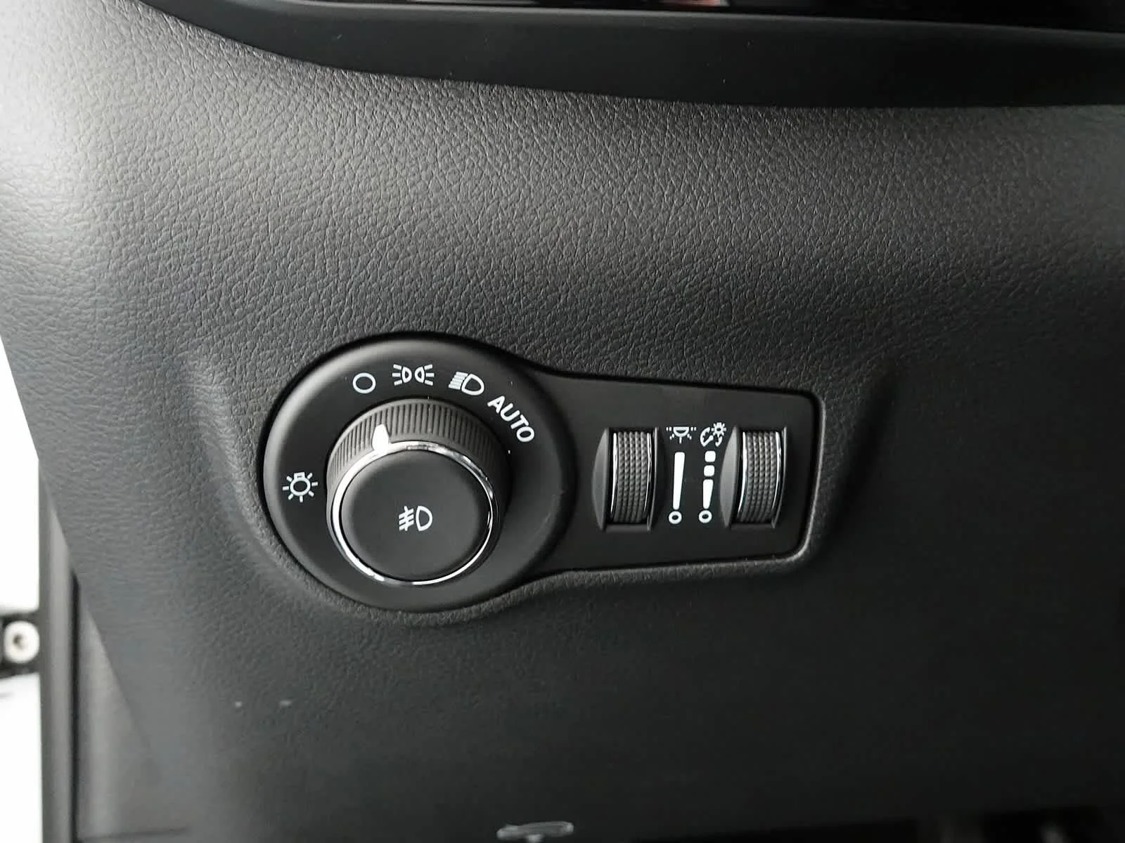 New 2026 Bright White Clearcoat Jeep Latitude image 18