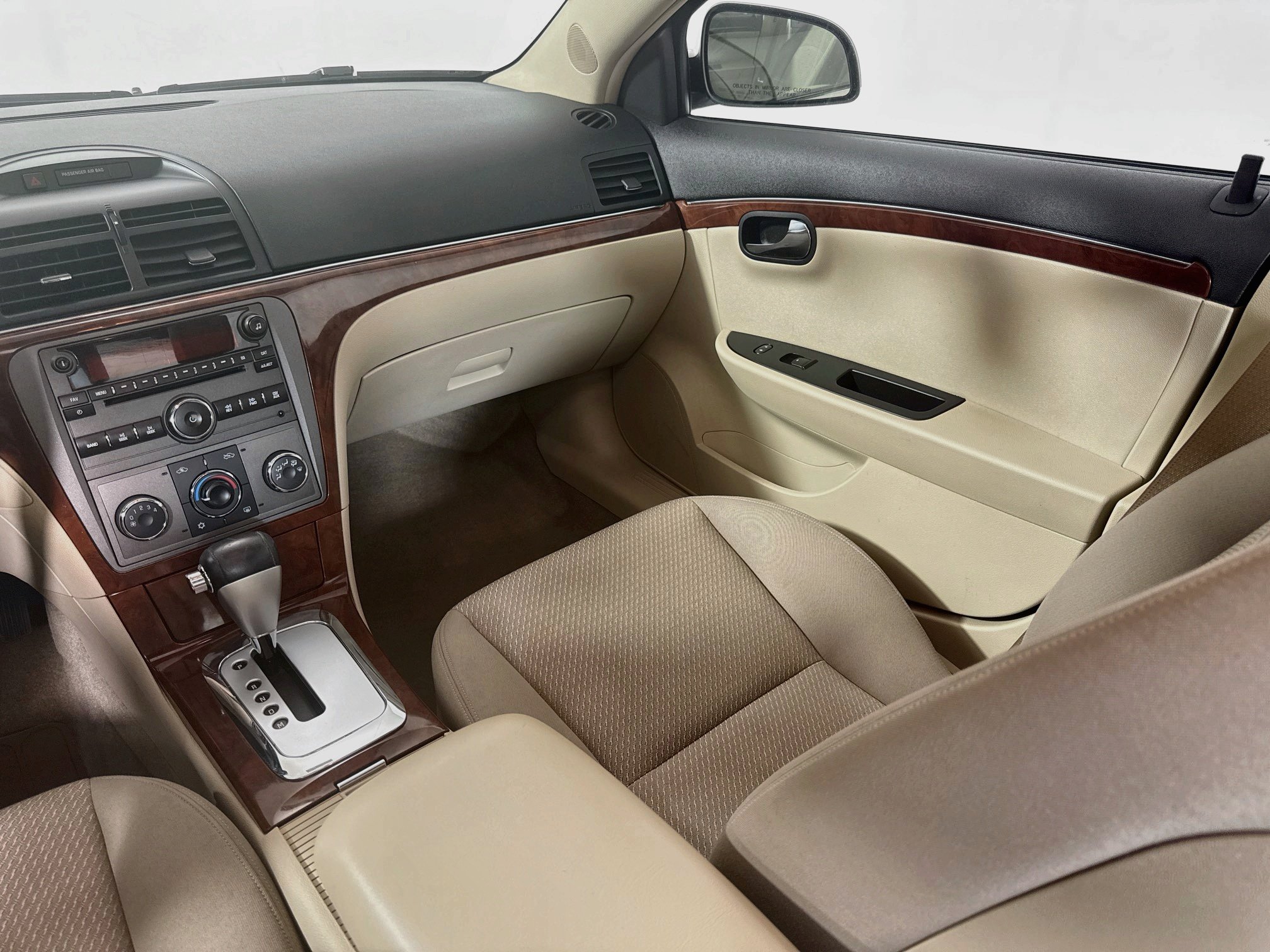 Used 2009 Polar White Saturn XE image 22