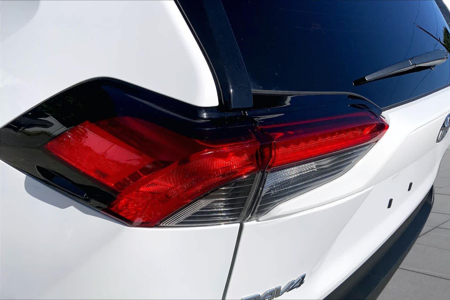 Used 2025 Ice Cap Toyota Hybrid XLE image 28
