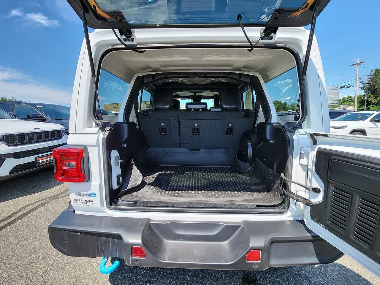 Used 2024 Bright White Clearcoat Jeep Sahara image 15