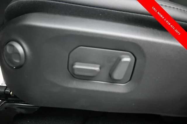 New 2026 Bright White Clear-Coat Exterior Paint Jeep Rubicon X image 17