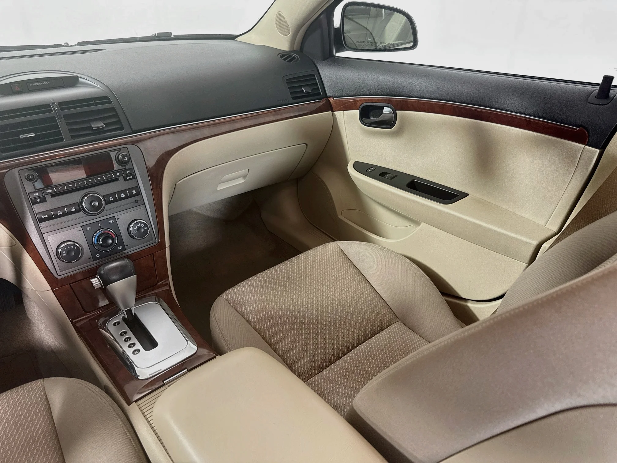 Used 2009 Polar White Saturn XE image 22