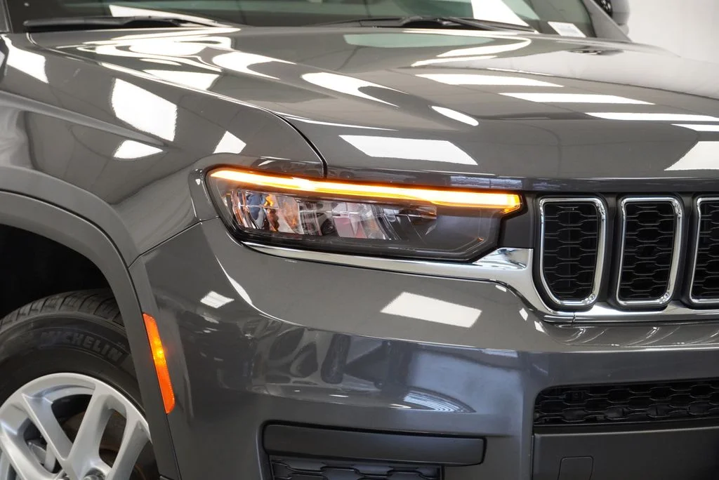 Used 2025 Gray Jeep Laredo image 10