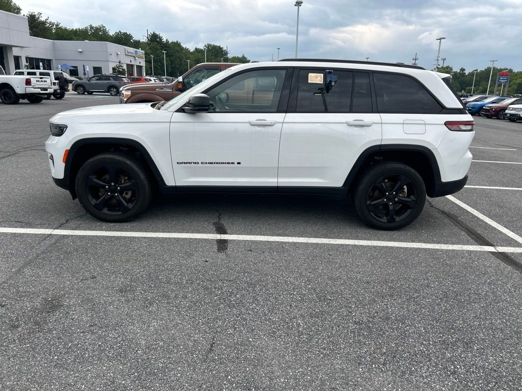 Used 2023 White Jeep Altitude X image 8