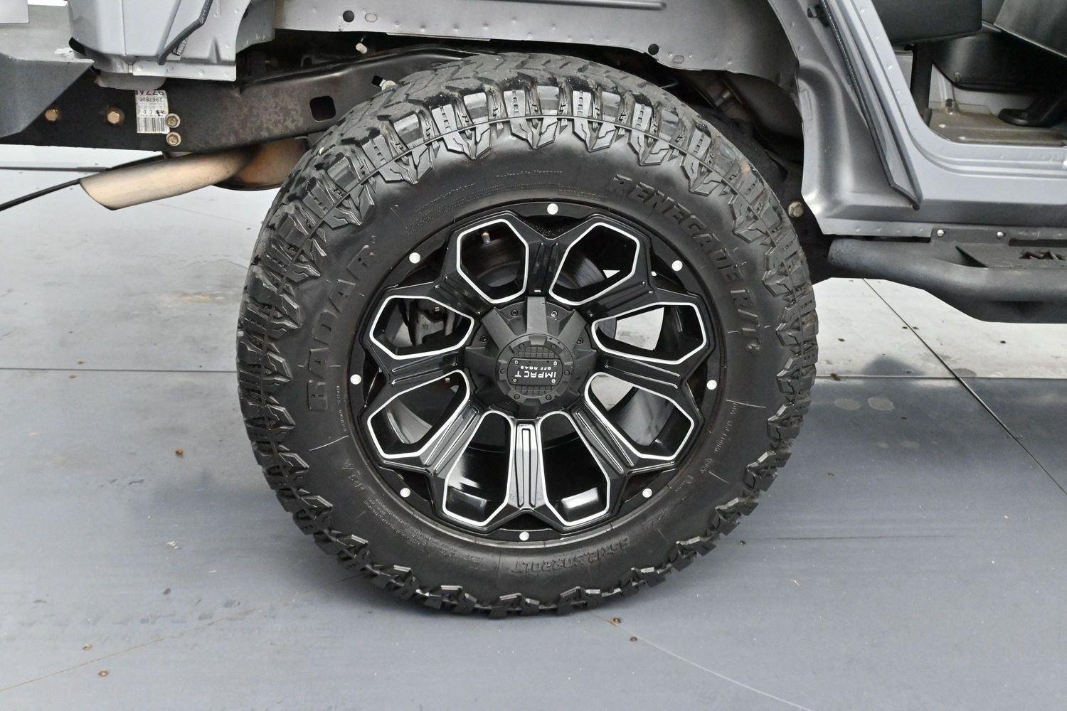 Used 2017 Billet Silver Metallic Clearcoat Jeep Smoky Mountain image 33