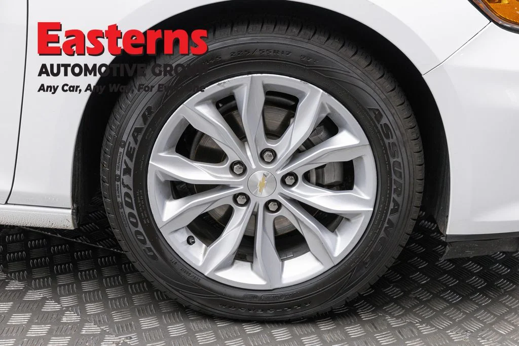 Used 2025 White Chevrolet LT image 30