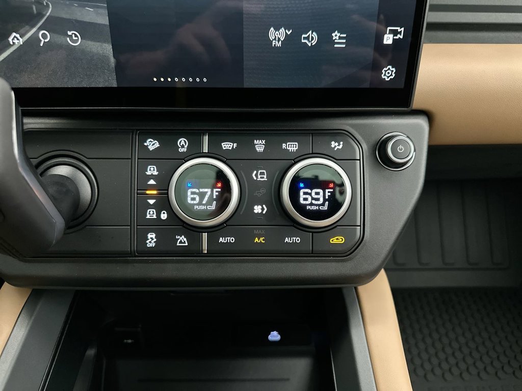 New 2026 Santorini Black Land Rover X-Dynamic SE image 13