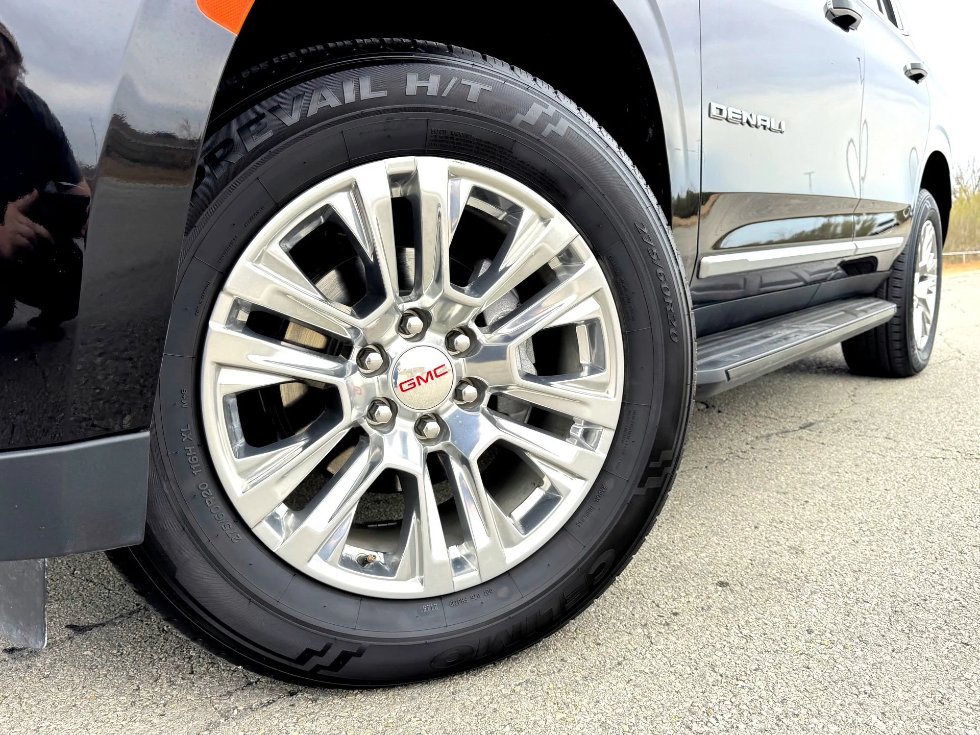 Used 2024 Onyx Black GMC Denali image 2
