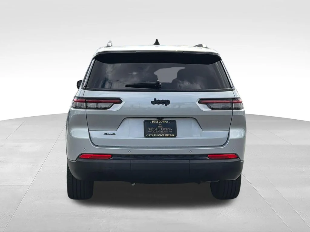 Used 2023 Silver Jeep Altitude image 6