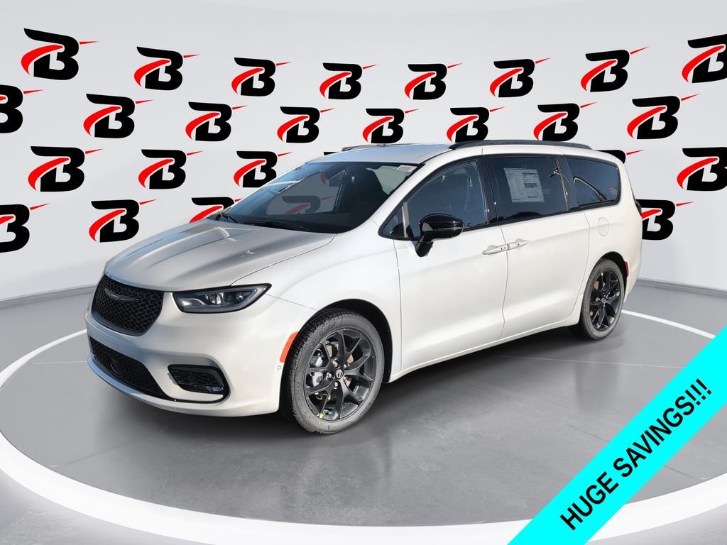 2026 Chrysler Pacifica Select's photo